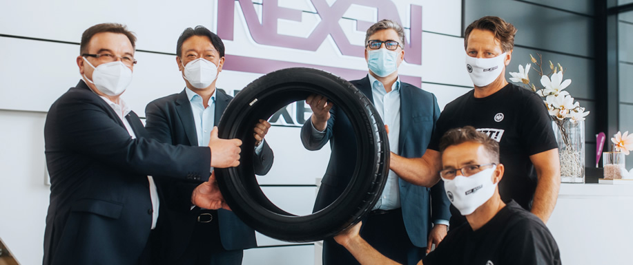 ドイツ ブンデスリーガ - アイントラハト・フランクフルトと共に 5つの社会福祉慈善団体にタイヤ100本を寄贈